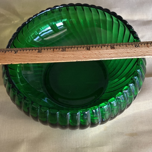Vtg. green rd/swirl design bowl & leaf shaped bowl. Size in pics. $18 - Picture 2 of 8